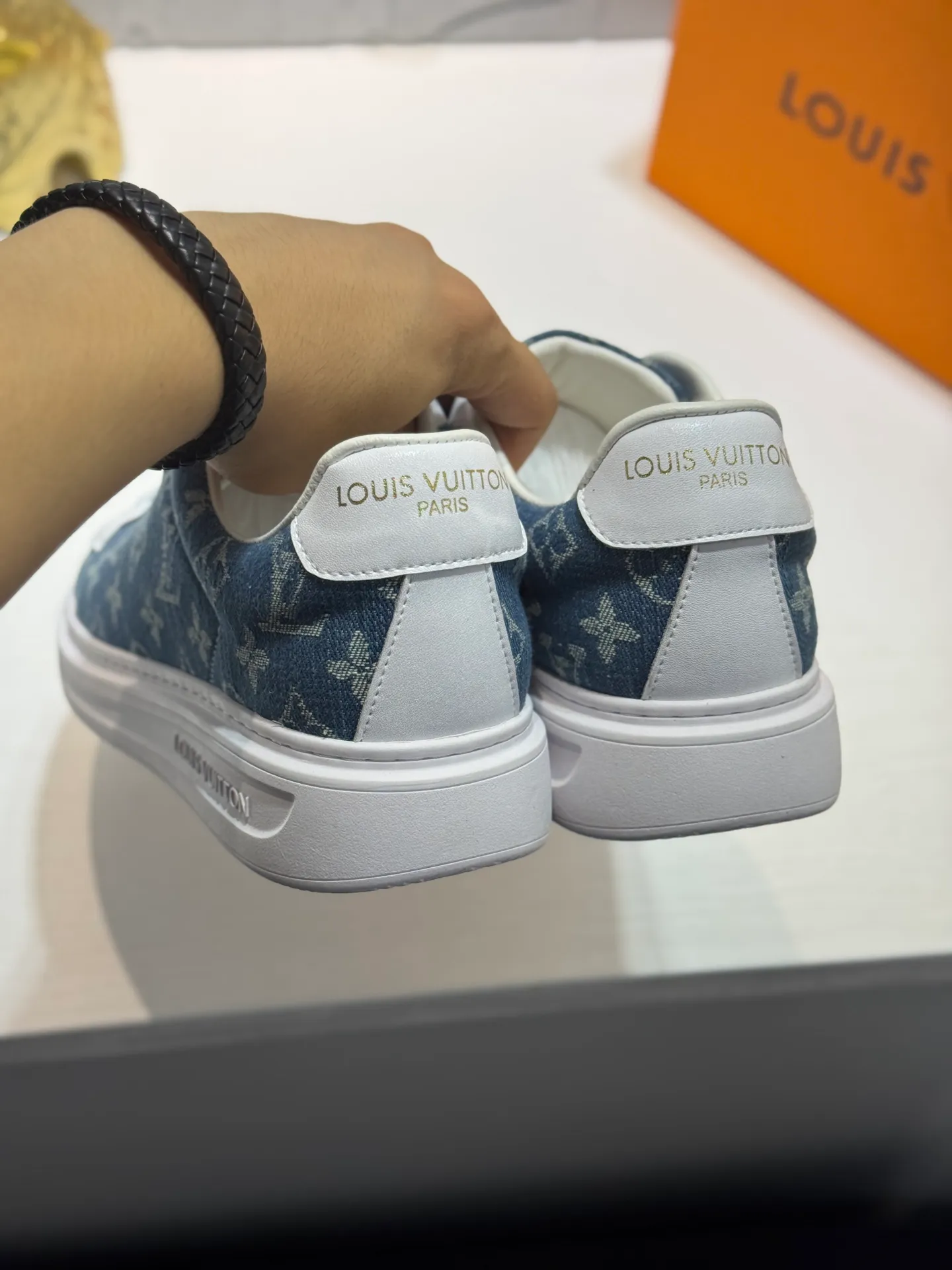 Men's shoes 💰400 [New style] 🐞🐞Top original order - LV [Louis Vuitton] counter new men's casual series! 🔥Globally limited edition💯The upper is made of cowhide with sheepskin lining➕Original rubber outsole, which is lighter and non-slip. Fashion focuses on trends, versatile and hot styles, simple yet tasteful! Exudes a fashionable and casual atmosphere, fashion is at your feet, and you are full of confidence! Multiple colors available. A must-have for fashionistas! Size: 38-44 (45 customized